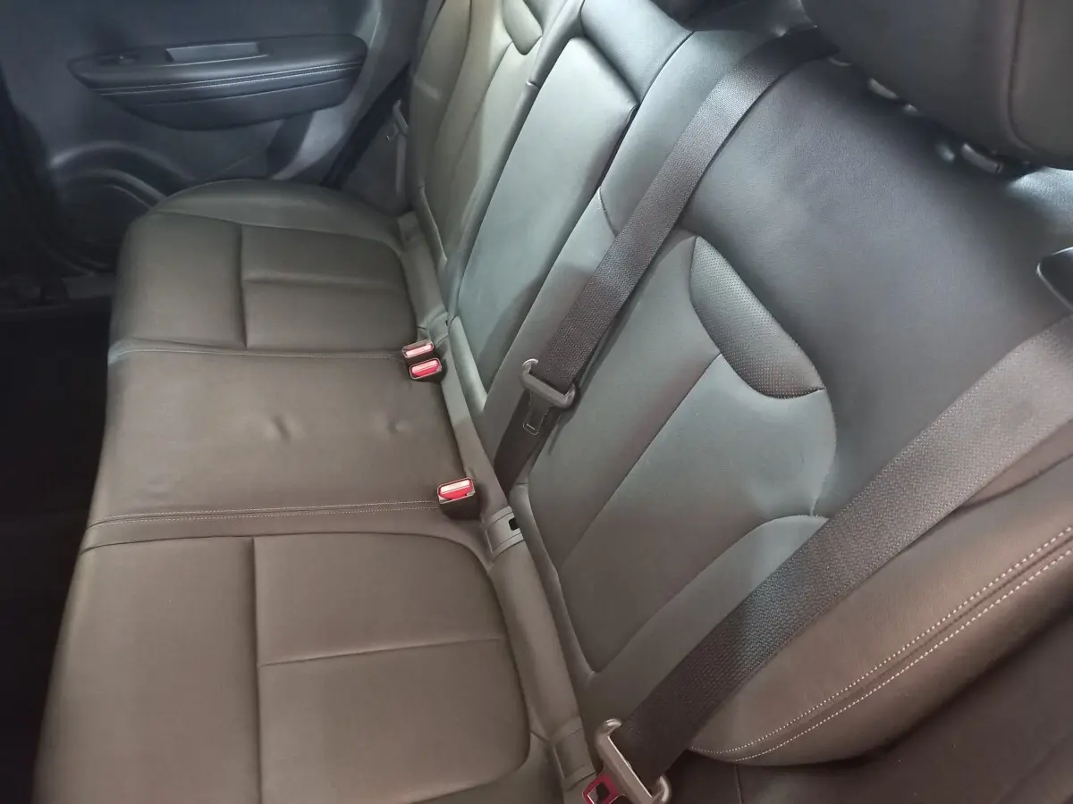 Vue latérale de la banquette arrière en cuir noir du Renault Kadjar Intens Energy TCe 130 EDC, avec ceintures de sécurité visibles.
