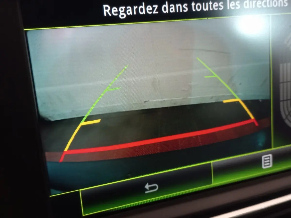 Vue de l'écran de recul du Renault Kadjar Intens Energy TCe 130 EDC montrant les lignes de guidage colorées sur fond gris.
