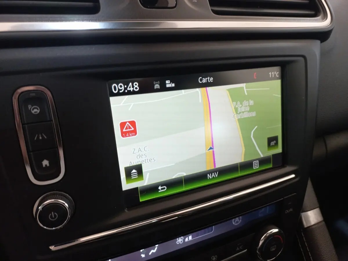 Vue rapprochée de l’écran tactile de navigation du tableau de bord du Renault Kadjar Intens 2018, intérieur noir.