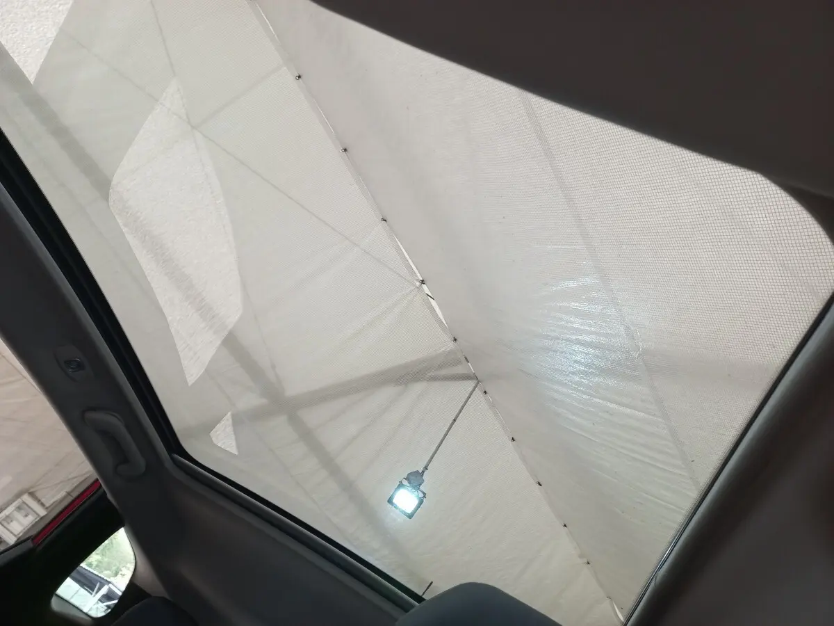 Vue intérieure du toit ouvrant panoramique du Renault Kadjar Intens Energy TCe 130 EDC, couleur non visible.