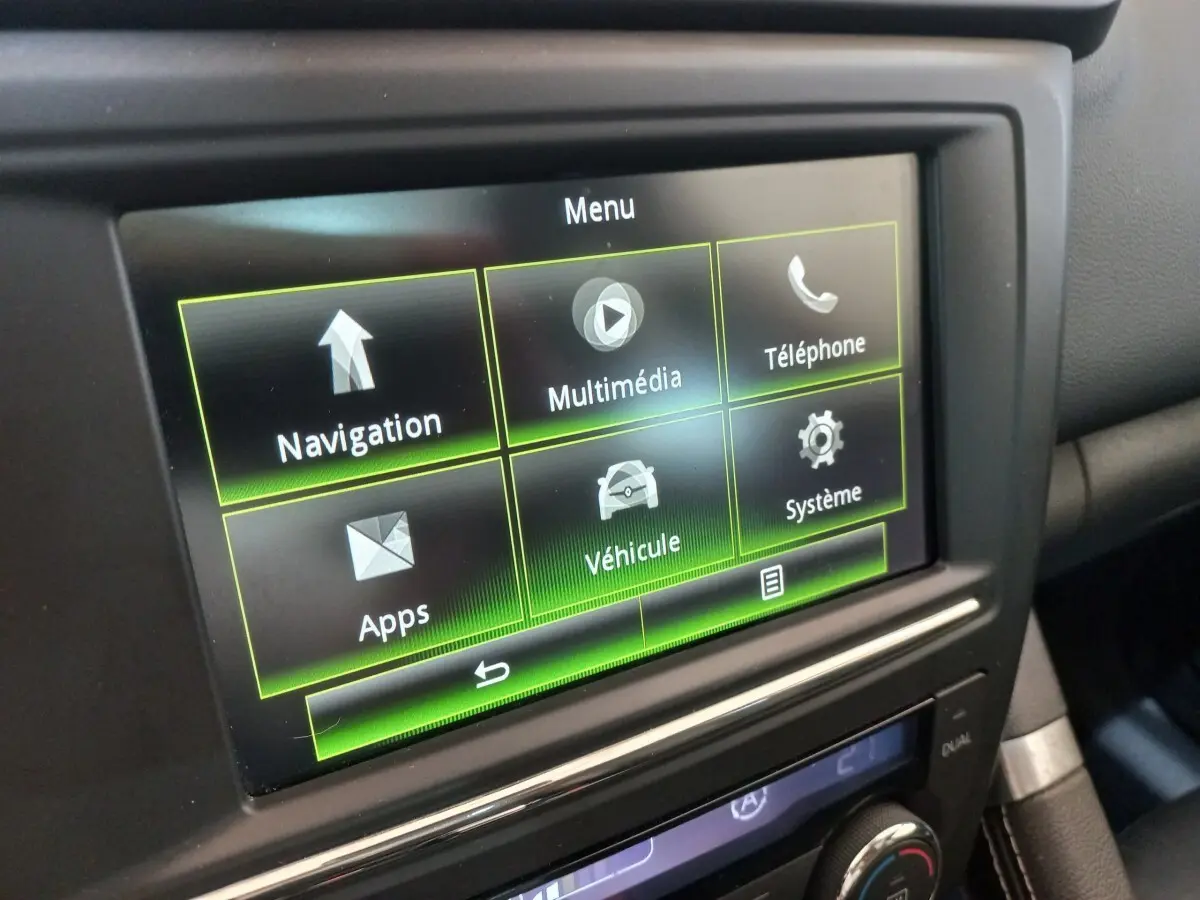 Écran tactile central du système multimédia du Renault Kadjar Intens Energy TCe 130, affichage menu principal.
