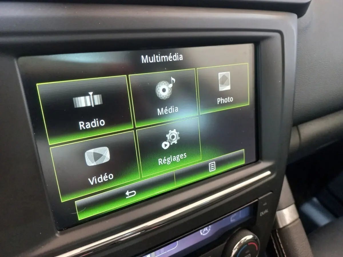 Écran tactile multimédia 7 pouces du tableau de bord intérieur du Renault Kadjar Intens Energy TCe 130 EDC.