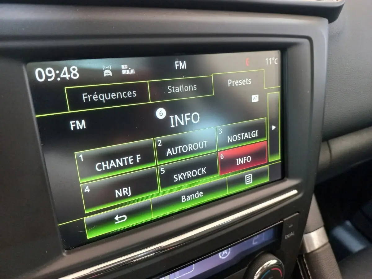 Écran tactile central de la Renault Kadjar Intens Energy, affichant les stations radio FM, vue intérieure rapprochée.