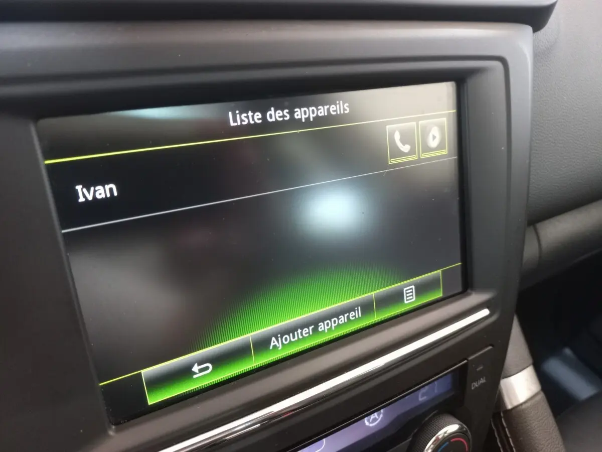 Écran tactile central du Renault Kadjar Intens Energy, affichant la liste des appareils Bluetooth, intérieur noir.