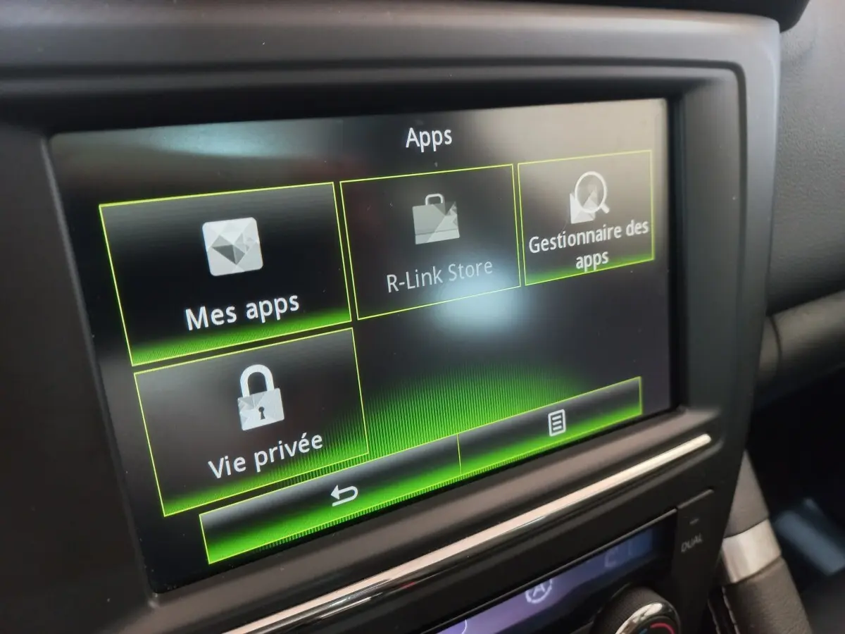 Écran tactile central affichant le menu des applications dans l'habitacle du Renault Kadjar Intens Energy TCe 130 EDC.