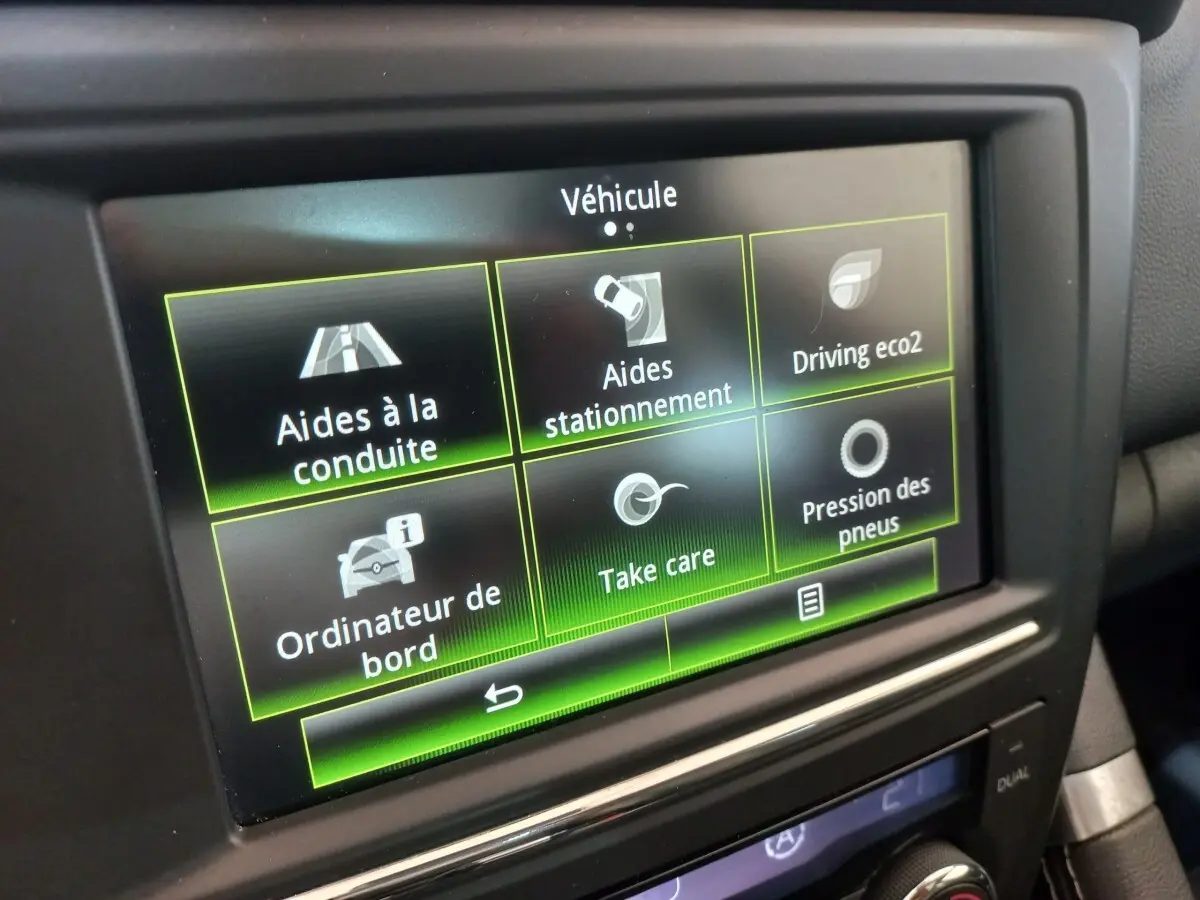 Écran tactile central du Renault Kadjar Intens Energy, affichant les aides à la conduite et stationnement.