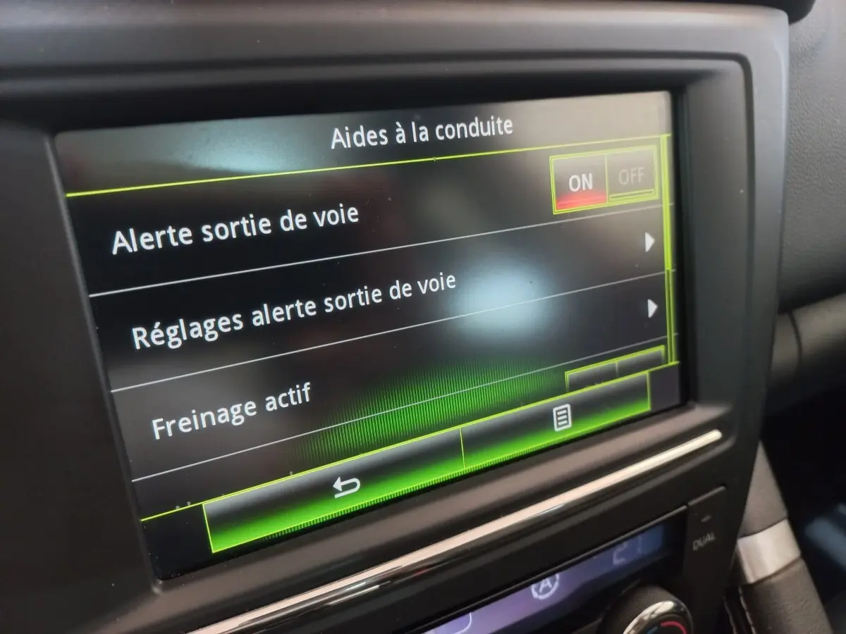 Écran tactile central du Renault Kadjar Intens Energy affichant les aides à la conduite, vue intérieure rapprochée.