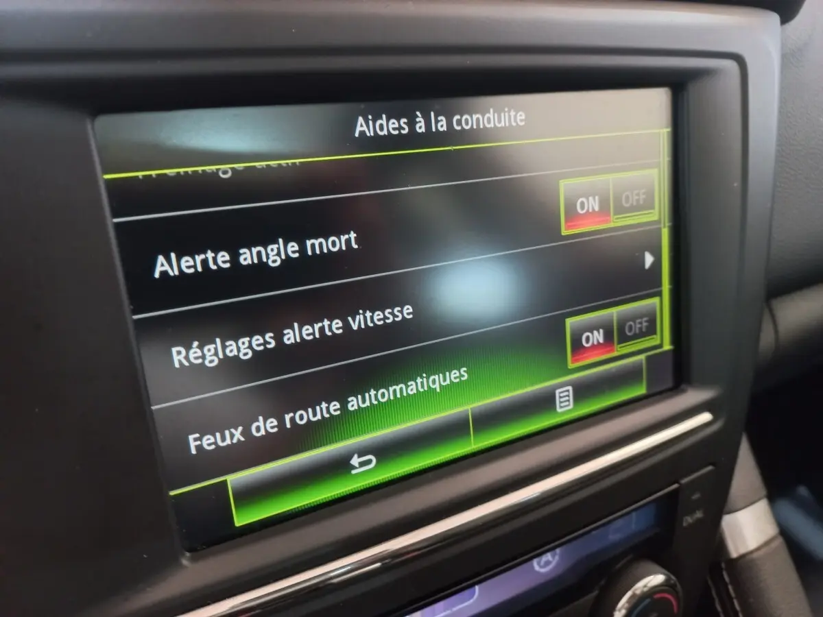 Écran tactile central du Renault Kadjar Intens Energy TCe 130 affichant les aides à la conduite activées.