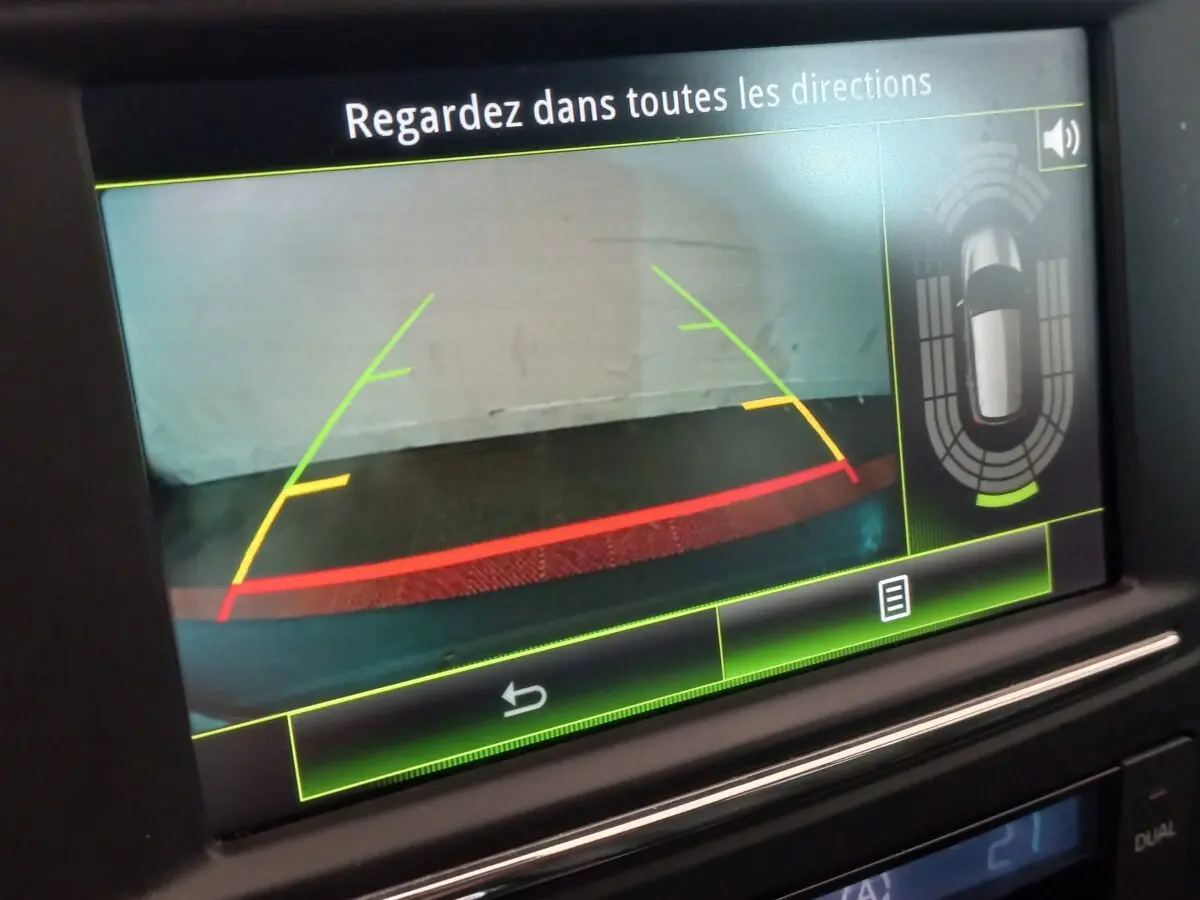 Écran tactile de la caméra de recul du Renault Kadjar Intens Energy TCe 130 EDC affichant les lignes de guidage colorées.