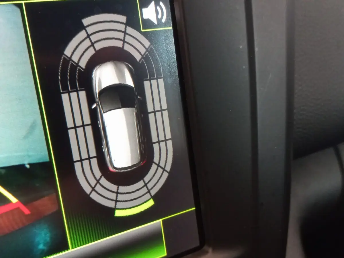 Affichage digital intérieur montrant l'aide au stationnement du Renault Kadjar Intens Energy TCe 130 EDC, vue écran tactile.