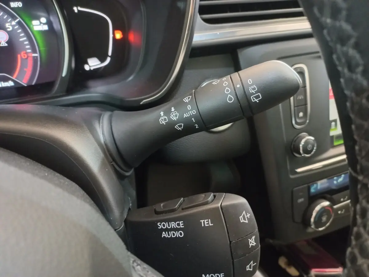 Gros plan sur la commande d’essuie-glace et les boutons audio au volant du Renault Kadjar Intens 2018, intérieur noir.