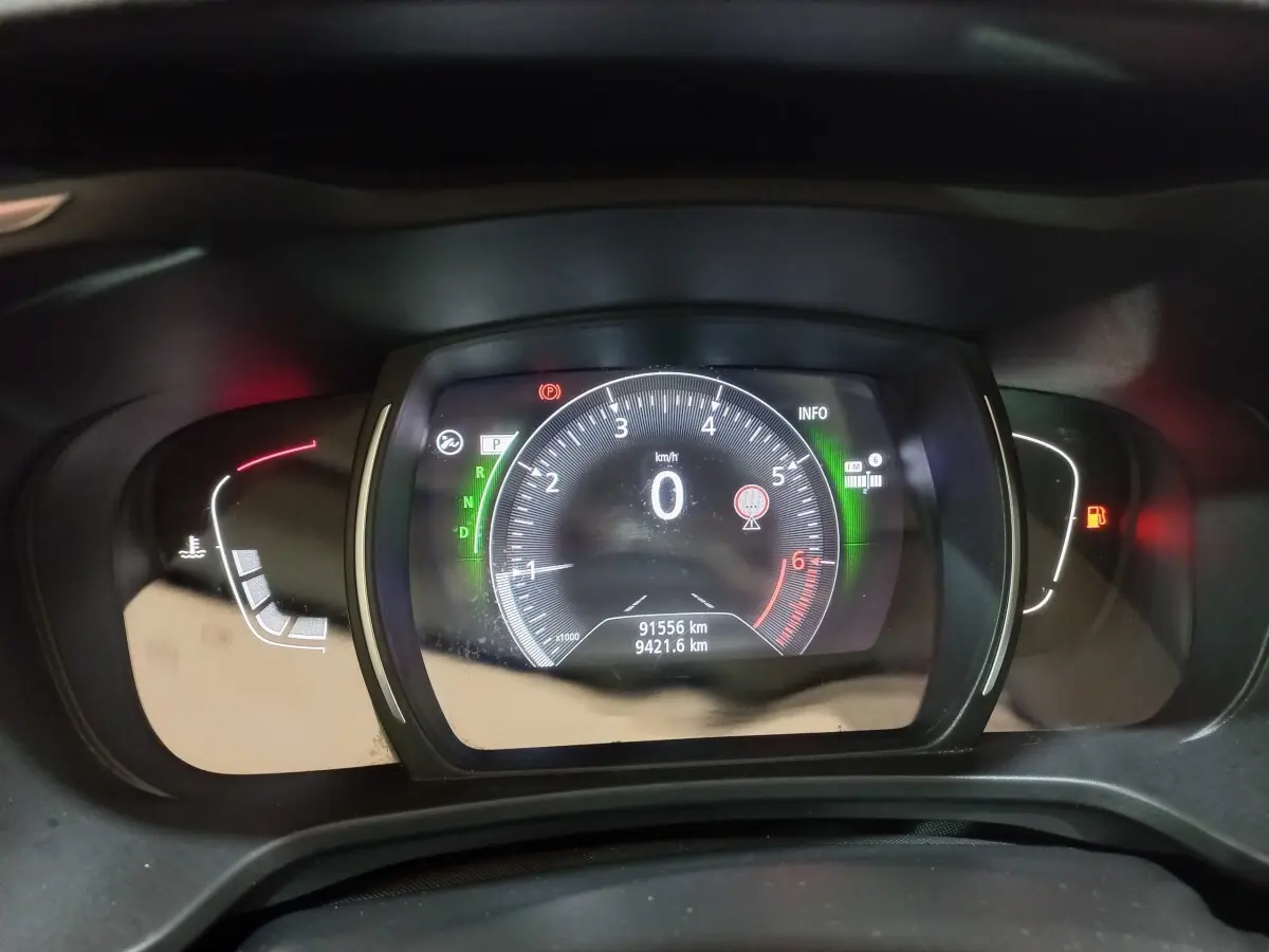 Vue rapprochée du tableau de bord numérique du Renault Kadjar Intens Energy TCe 130 EDC affichant 0 km/h et 91 556 km au compteur.