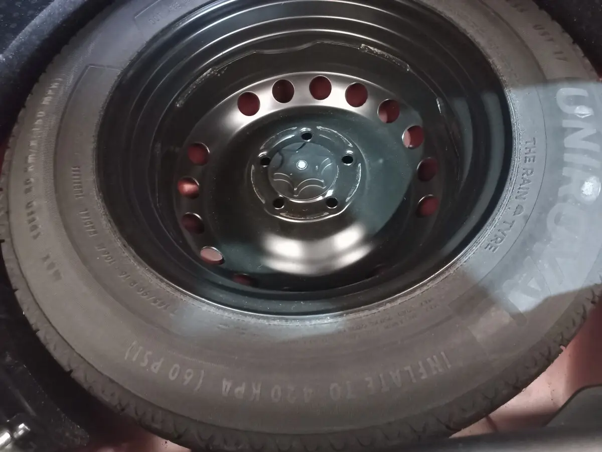 Gros plan sur une roue de secours noire en acier du Renault Kadjar Intens Energy TCe 130 EDC, sans couleur carrosserie visible.