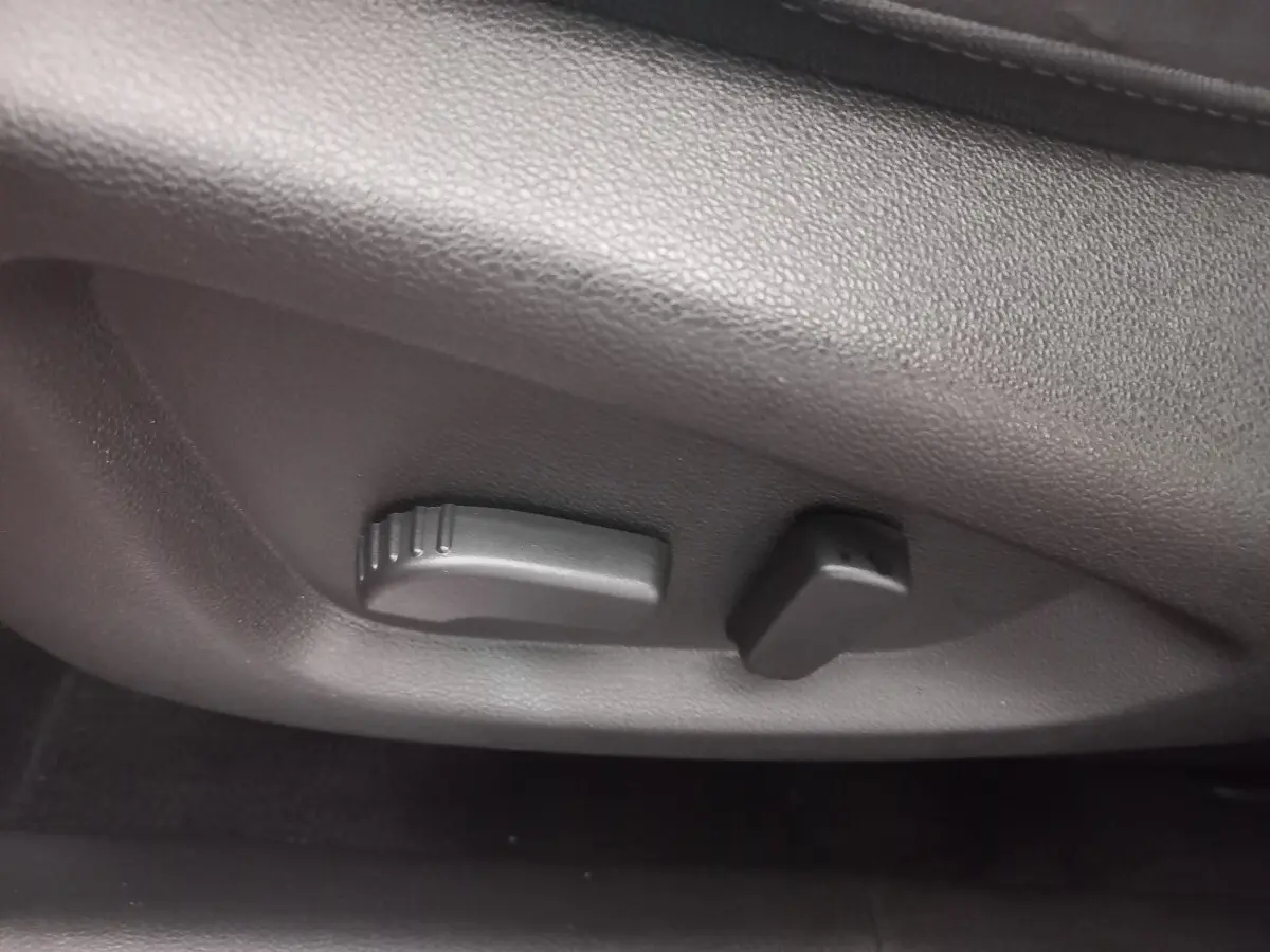 Détail des commandes de réglage électrique du siège avant gris dans un Renault Kadjar Intens 2018.