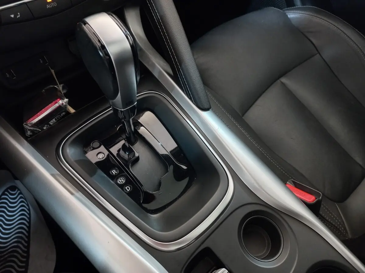 Gros plan sur la console centrale du Renault Kadjar Intens 2018, montrant la boîte automatique et siège en cuir noir.
