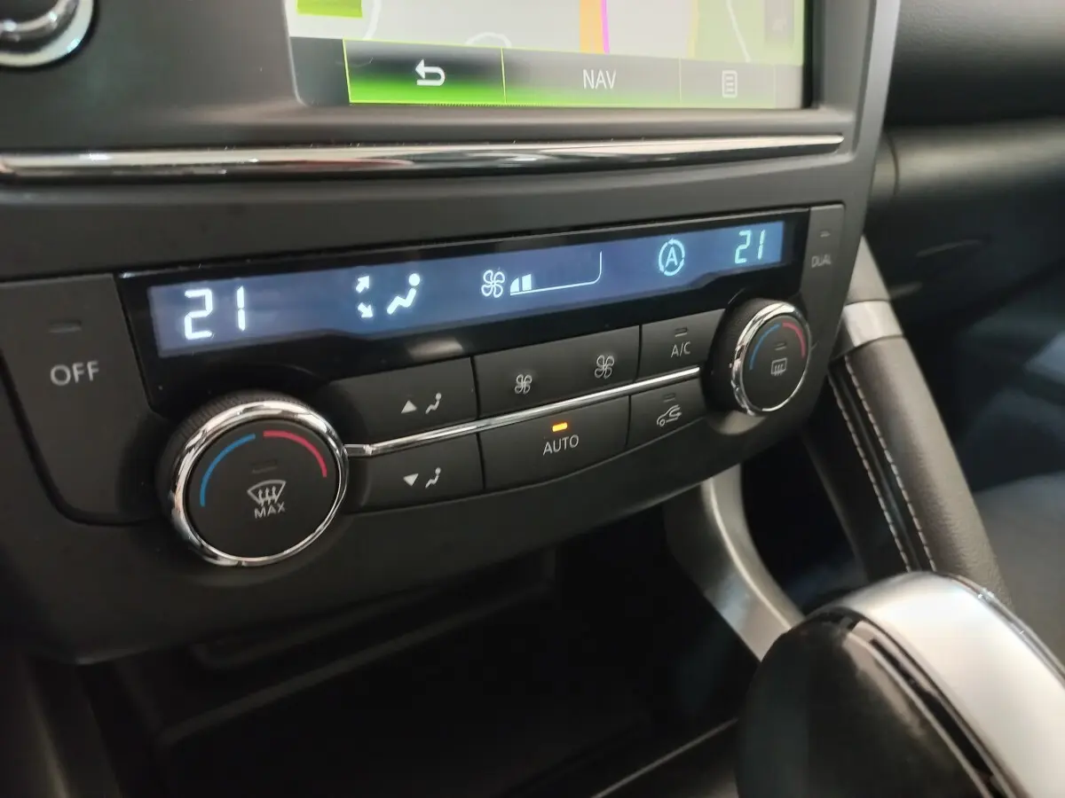 Détail de la console centrale du Renault Kadjar Intens, montrant la climatisation automatique à double zone et le levier de vitesse.