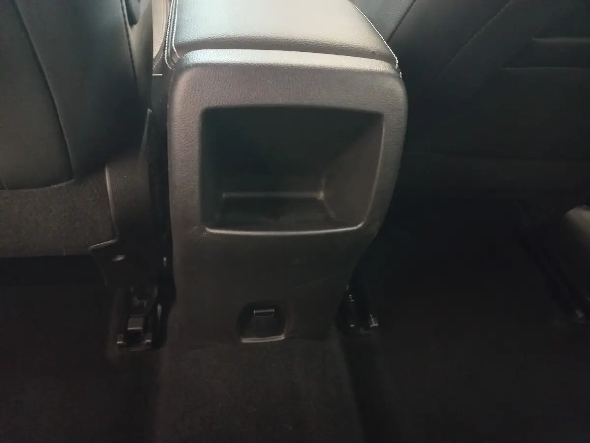 Vue rapprochée de la console arrière noire entre les sièges arrière du Renault Kadjar Intens Energy TCe 130 EDC 2018.