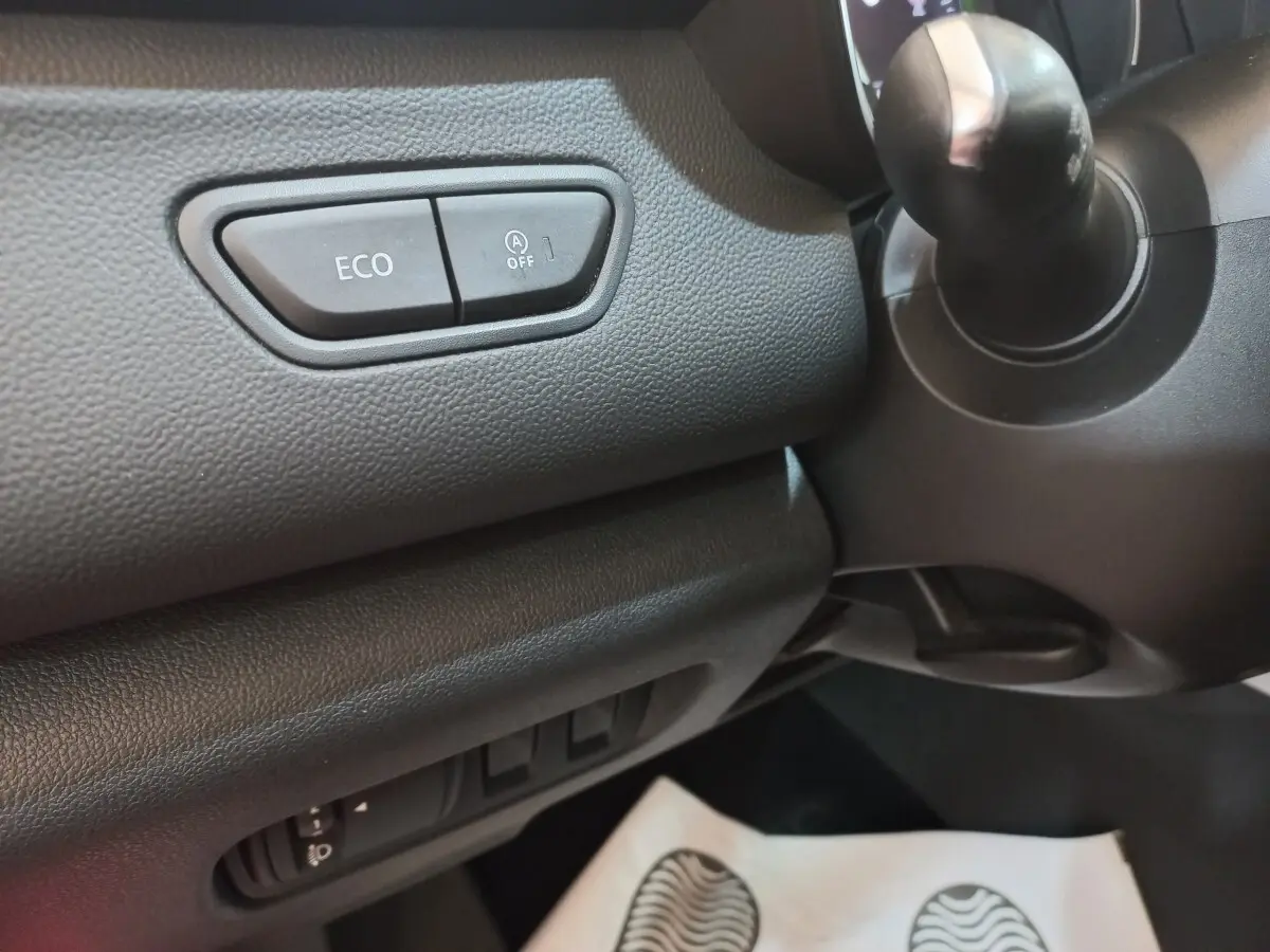 Gros plan sur les boutons ECO et arrêt auto start, tableau de bord noir intérieur Renault Kadjar 2018.