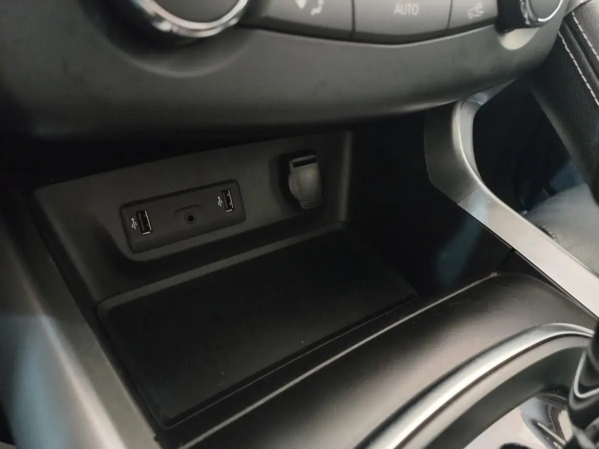 Détail de la console centrale du Renault Kadjar Intens Energy TCe 130 EDC 2018, montrant prises USB et prise 12V.