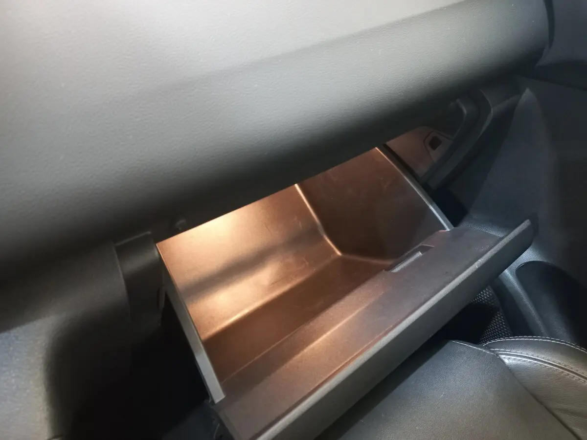 Gant de rangement ouvert côté passager du Renault Kadjar Intens Energy TCe 130 EDC, intérieur noir.