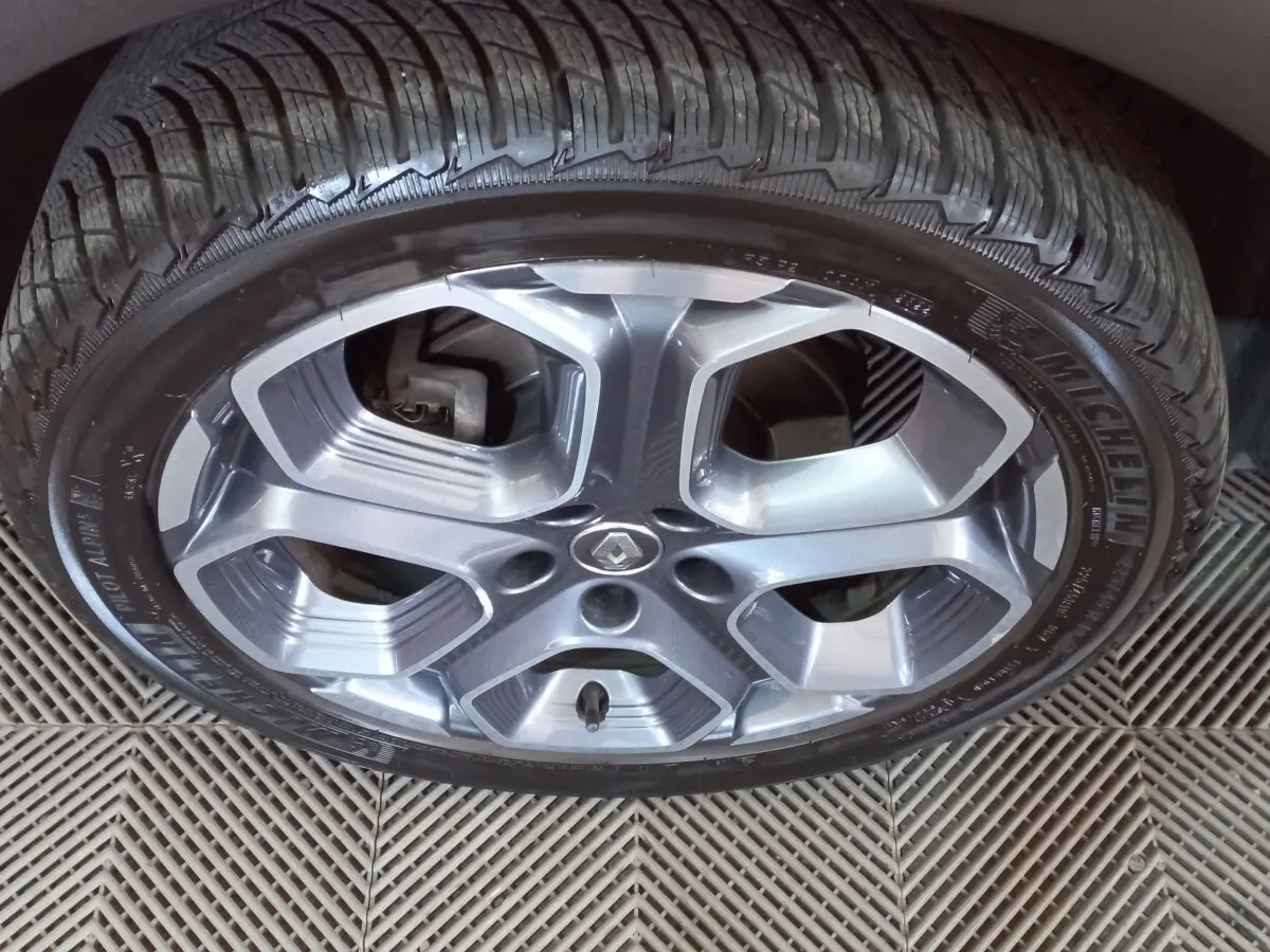 Gros plan sur la roue avant droite du Renault Kadjar Intens Energy TCe 130 EDC avec jante alliage grise et pneu Michelin.