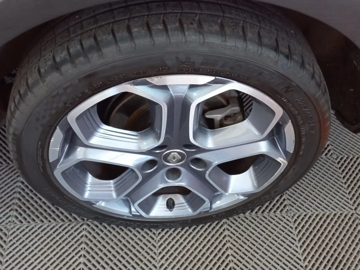 Gros plan sur la roue avant droite du Renault Kadjar Intens Energy TCe 130 EDC avec jante alliage grise et logo Renault.