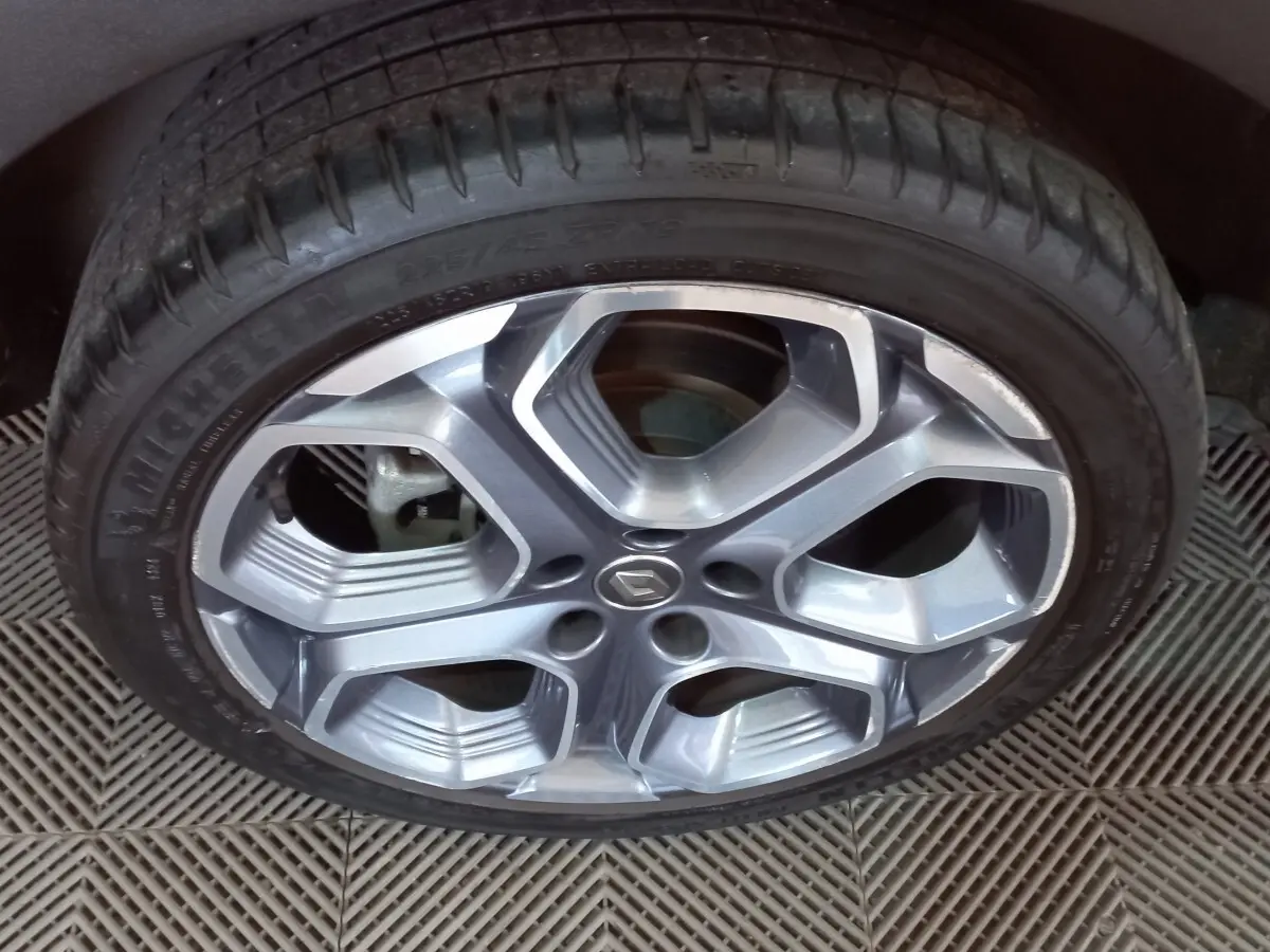 Gros plan sur la jante alliage grise avec logo Renault au centre, montée sur pneu Michelin noir.