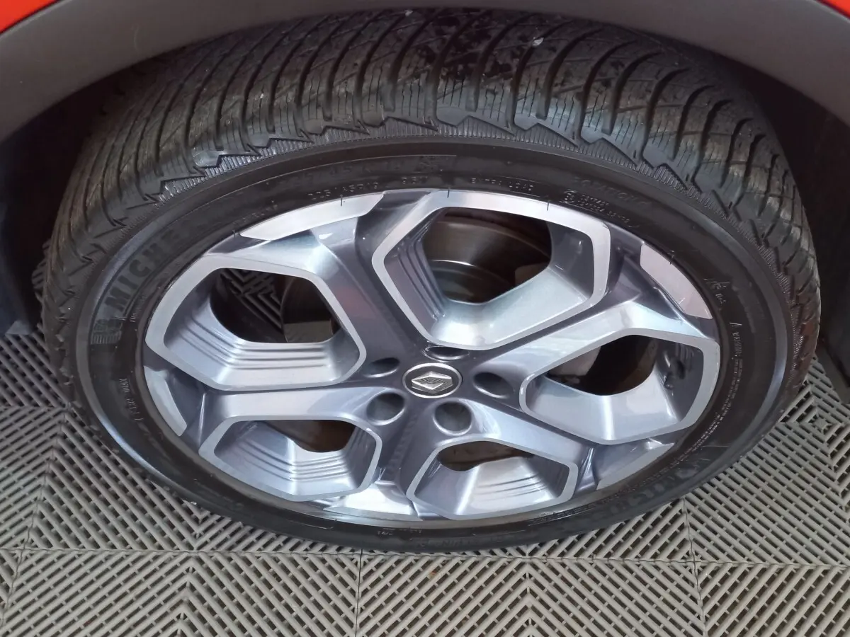Gros plan sur la roue avant gauche du Renault Kadjar 2018 avec jante alliage gris et pneu Michelin.