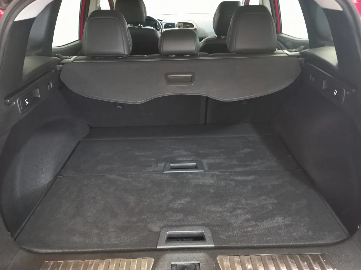 Vue intérieure du coffre du Renault Kadjar Intens Energy TCe 130 EDC 2018, avec banquette arrière et cache-bagages noirs.