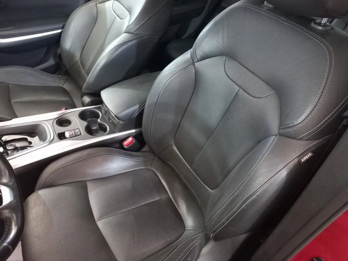 Vue rapprochée des sièges avant en cuir noir du Renault Kadjar Intens Energy TCe 130 EDC, avec console centrale argentée.
