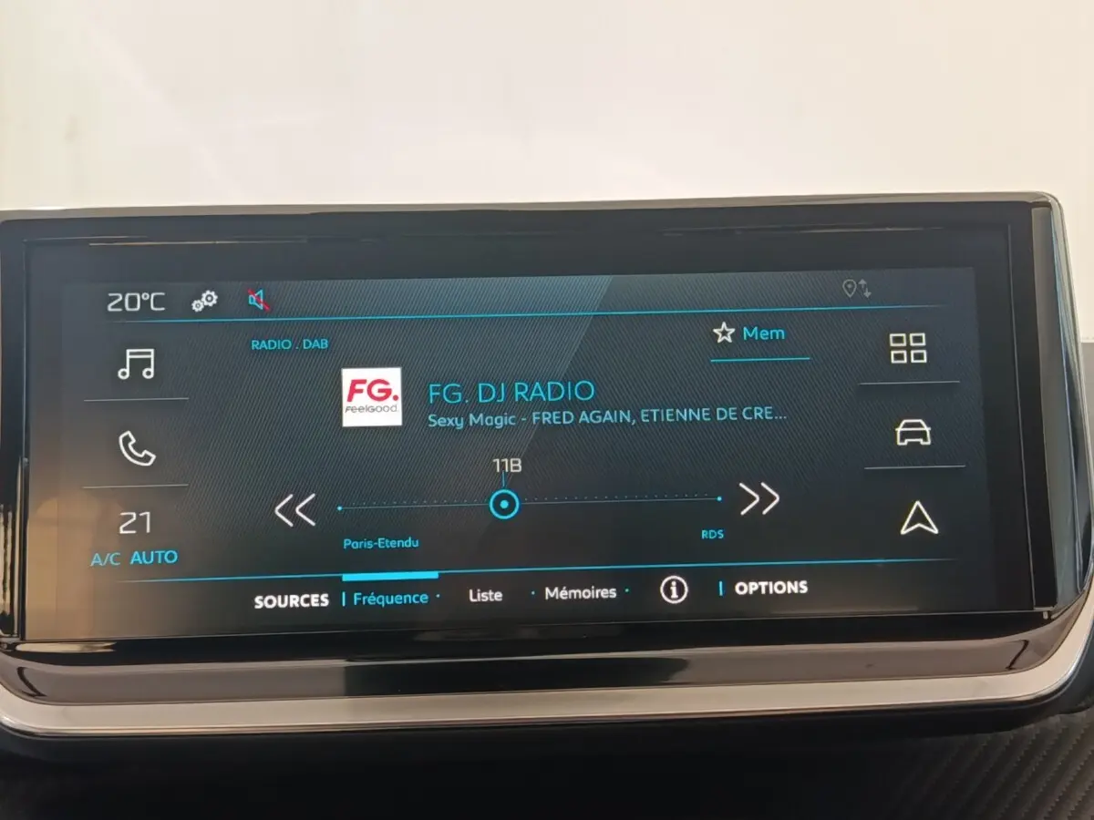 Écran tactile central de la Peugeot 208 électrique 2024 affichant la radio FG DJ en mode DAB.