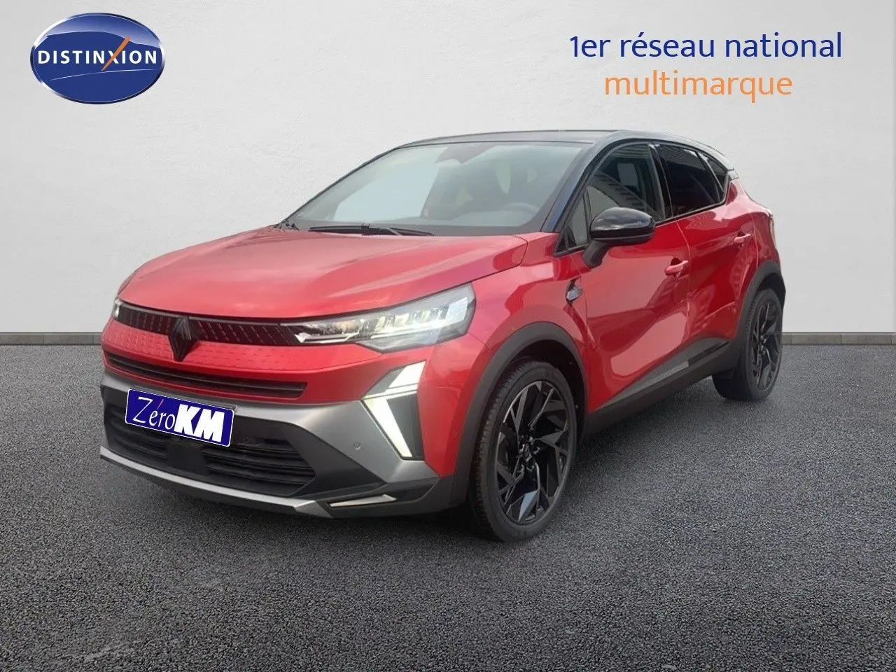 Renault Captur E-Tech hybride rouge passion avec toit noir, vue 3/4 avant mettant en valeur ses phares LED et jantes noires.