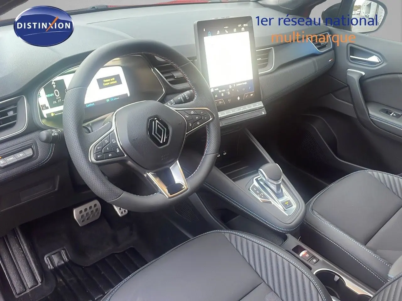 Vue intérieure avant du Renault Captur E-Tech Hybrid 2025, tableau de bord et console centrale avec écran tactile vertical.