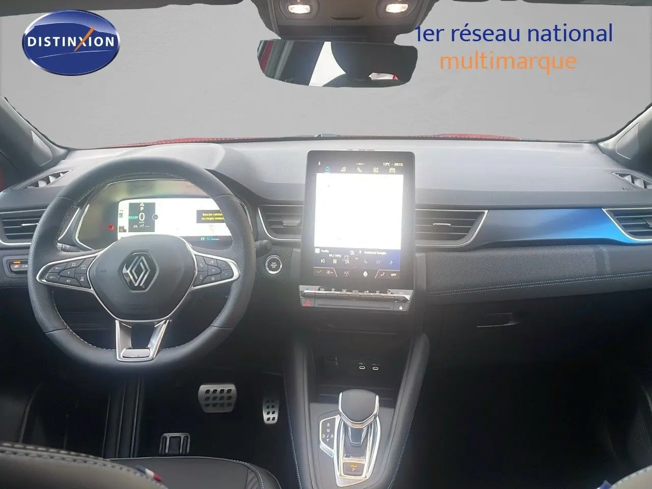 Vue intérieure avant du Renault Captur E-Tech hybride 2025, tableau de bord moderne avec écran tactile vertical.