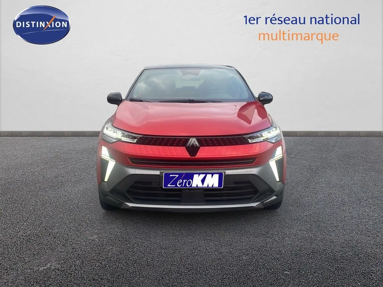 Vue avant d'un Renault Captur E-Tech hybride rouge passion avec toit noir et feux LED allumés sur fond neutre.