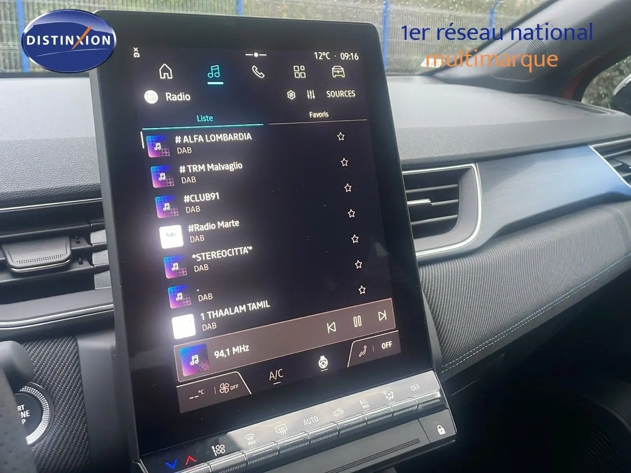 Vue intérieure du tableau de bord du Renault Captur E-Tech hybride 2025, écran tactile central affichant les stations radio.