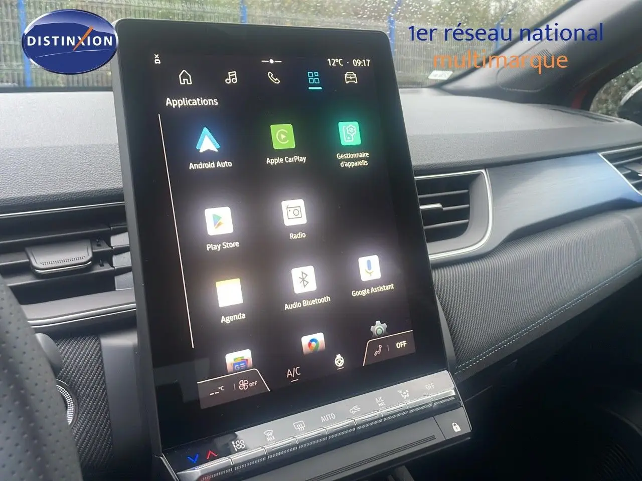 Écran tactile central vertical du tableau de bord du Renault Captur E-Tech Hybride 2025, avec interface applications connectées.