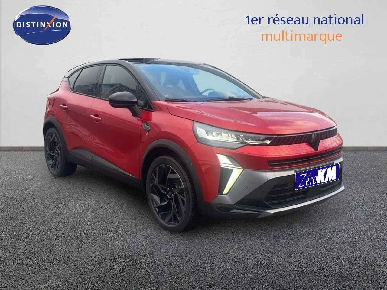 Renault Captur E-Tech hybride rouge passion avec toit noir, vue 3/4 avant droit mettant en valeur ses feux LED distinctifs.