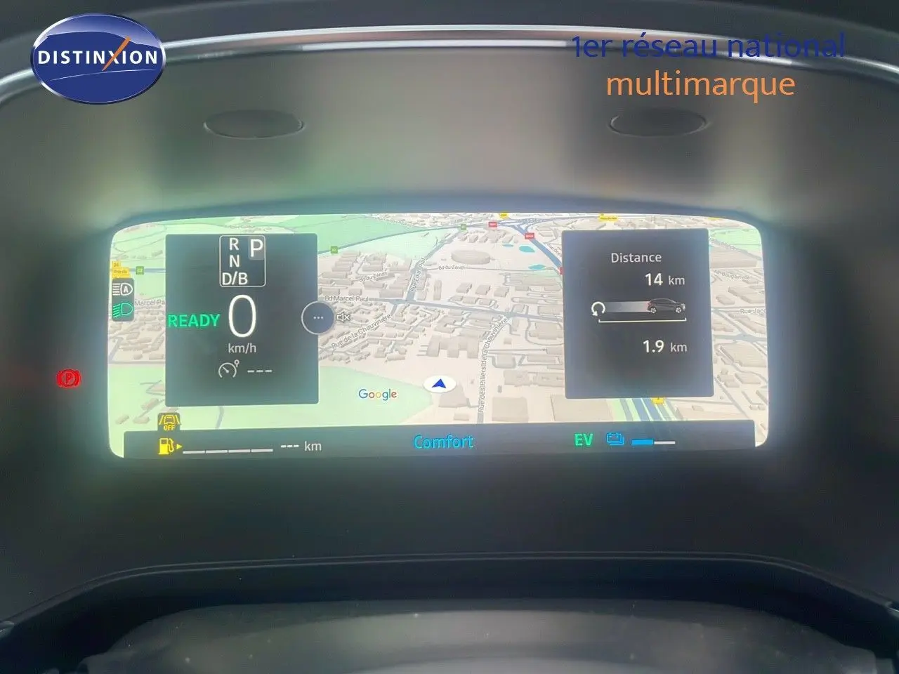 Tableau de bord numérique du Renault Captur E-Tech Hybrid 2025 affichant la navigation et les informations de conduite.