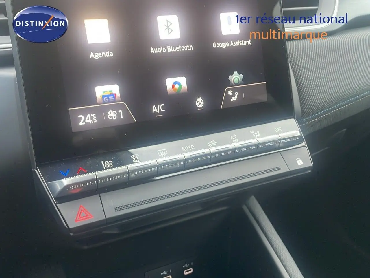 Écran tactile central avec commandes climatisation et tableau de bord noir du Renault Captur E-Tech hybride 2025.