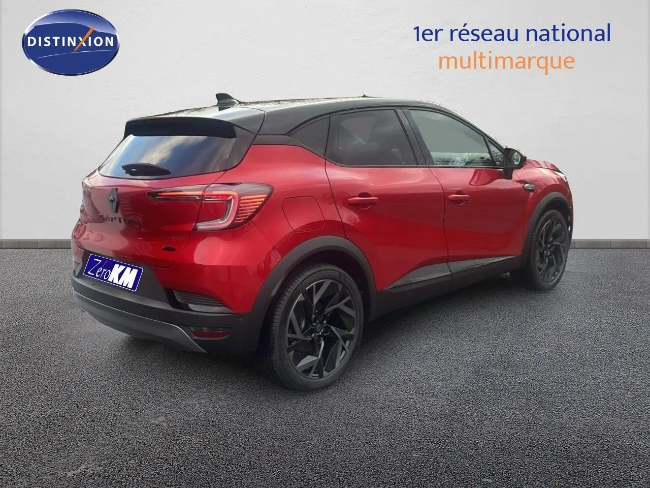 Renault Captur E-Tech hybride rouge passion avec toit noir, vue 3/4 arrière côté droit, jantes noires distinctives.