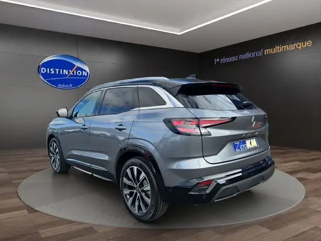 Renault Austral PH2 Techno hybride gris schiste avec toit noir, vue 3/4 arrière mettant en valeur la peinture bi-ton et les feux LED.