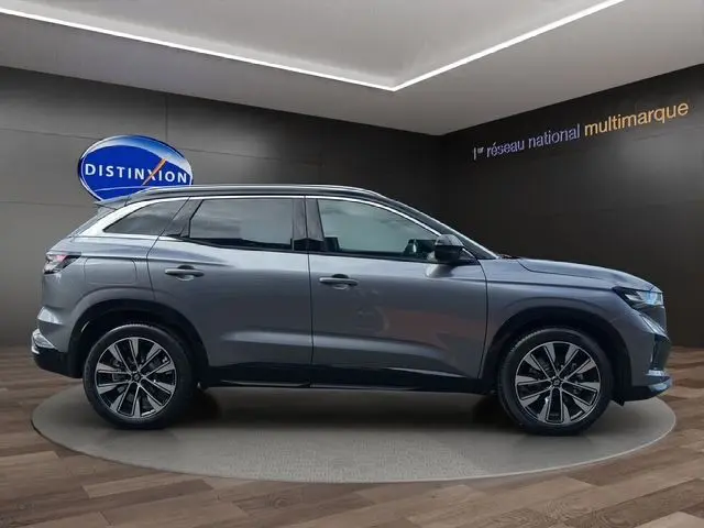 Profil côté gauche du Renault Austral PH2 Techno hybride 2025 en gris schiste avec toit noir et jantes alliage distinctives.