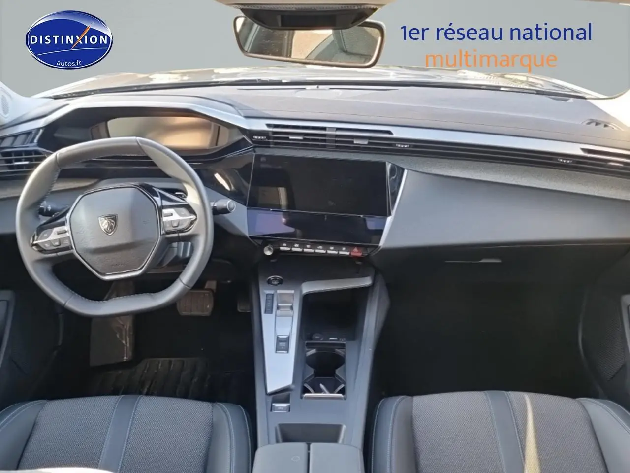 Vue intérieure avant du Peugeot 408 Hybrid 145 allure e-dcs6, tableau de bord moderne avec écran tactile et volant cuir noir.