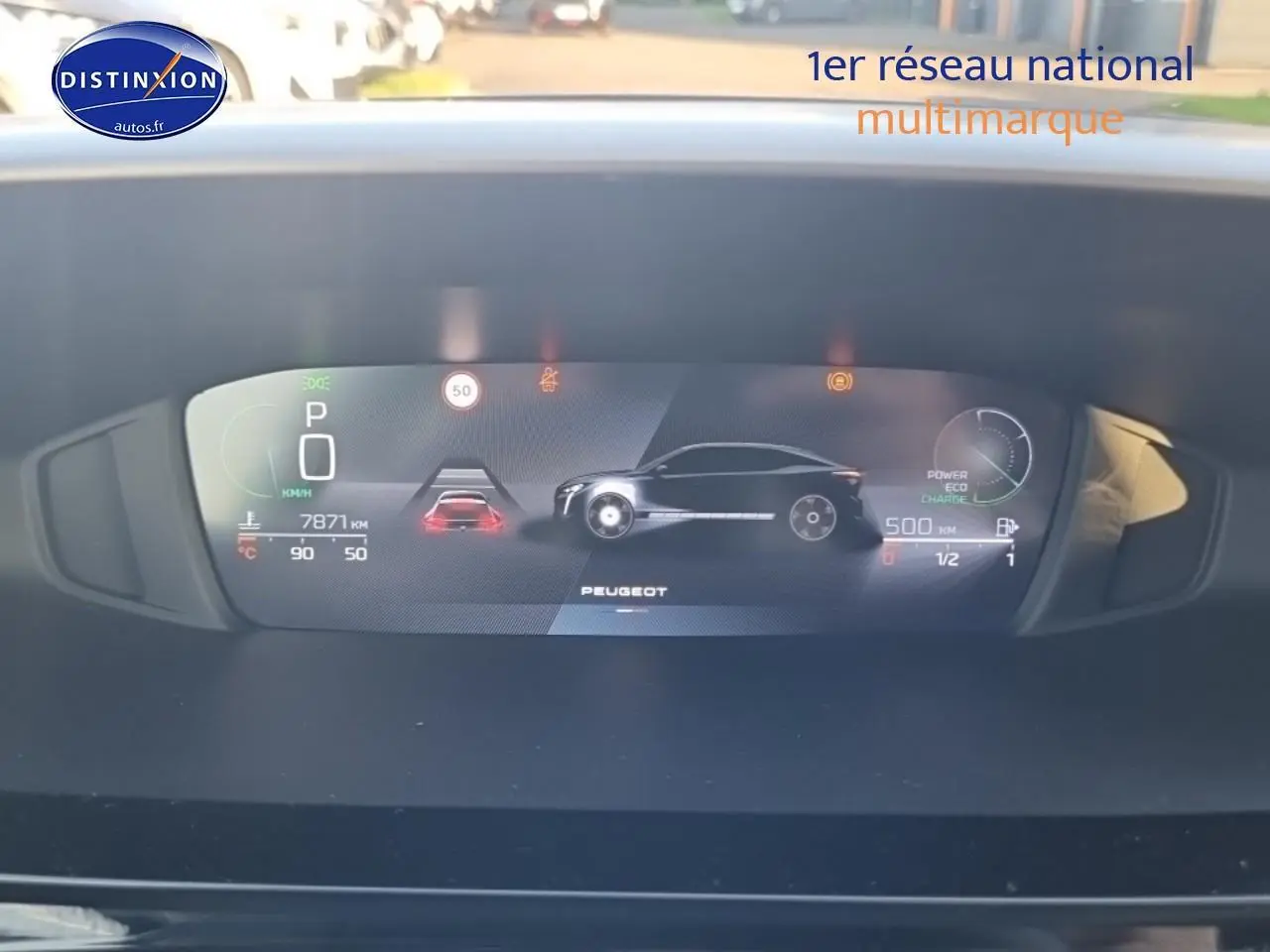 Tableau de bord numérique de Peugeot 408 Hybrid 145 allure e-dcs6 affichant vitesse, autonomie et alertes.