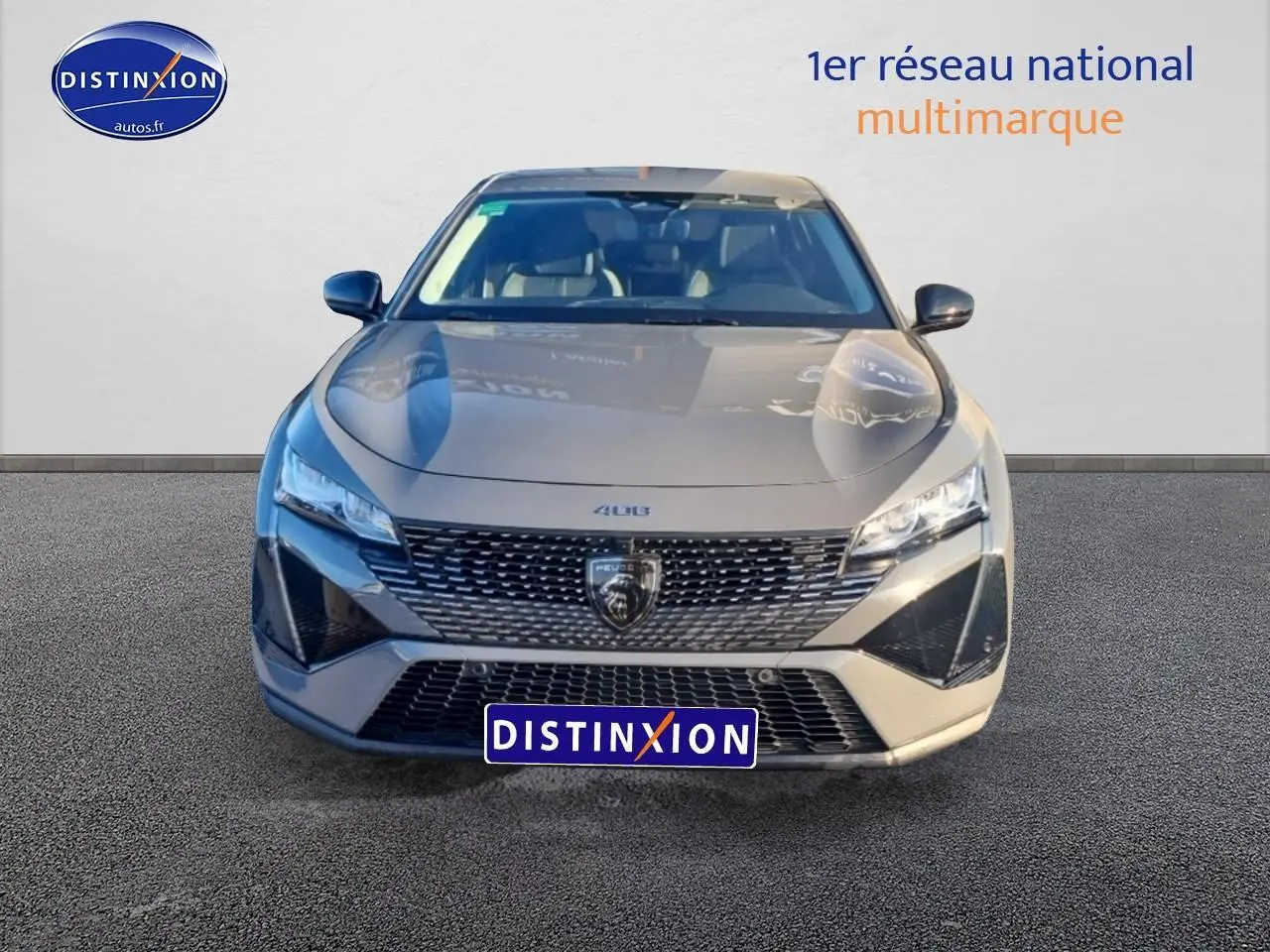 Vue frontale d'une Peugeot 408 Hybrid 145 allure gris sellenium avec calandre distinctive et phares LED.