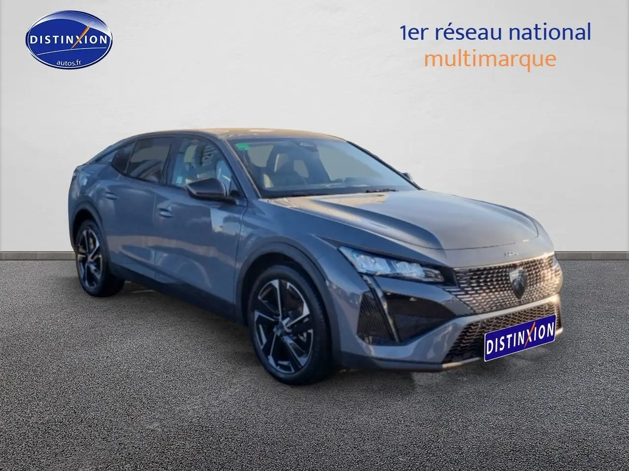 Peugeot 408 Hybrid gris sellenium vue 3/4 avant droit, avec calandre distinctive et jantes alliage noires.