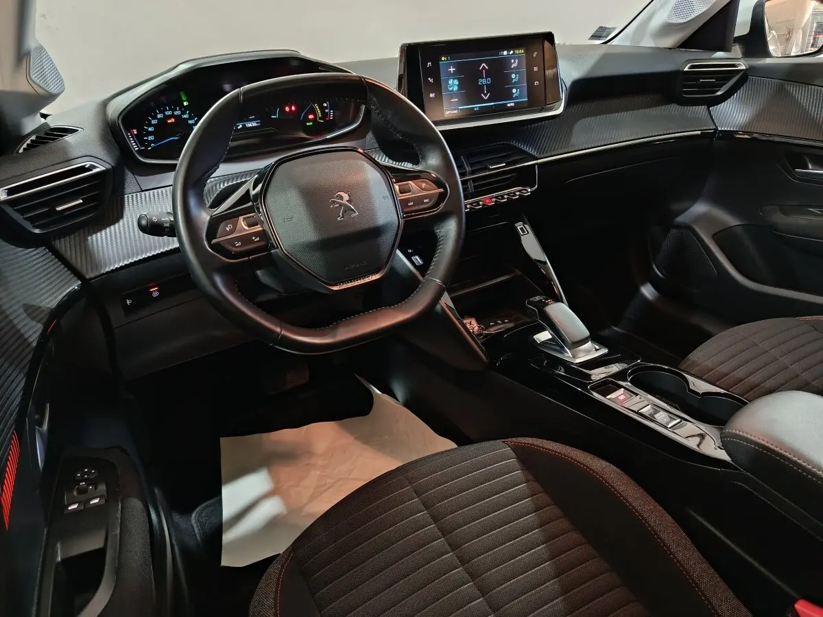 Intérieur de la Peugeot 208 Electrique Active Business 2020, vue côté conducteur sur volant cuir et écran tactile central.