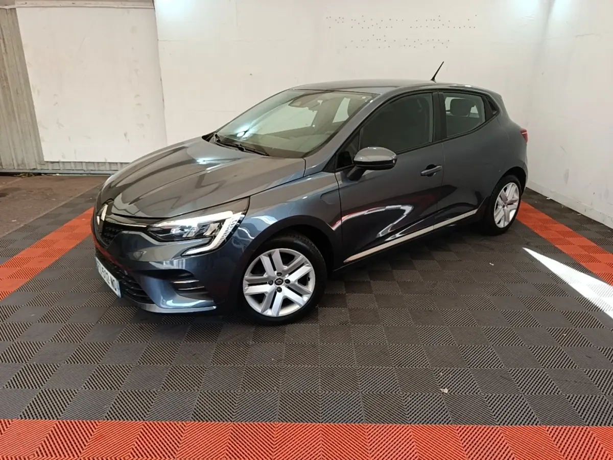 Renault Clio Business TCe 100 gris foncé vue 3/4 avant droit, avec phares LED et jantes alliage argentées.