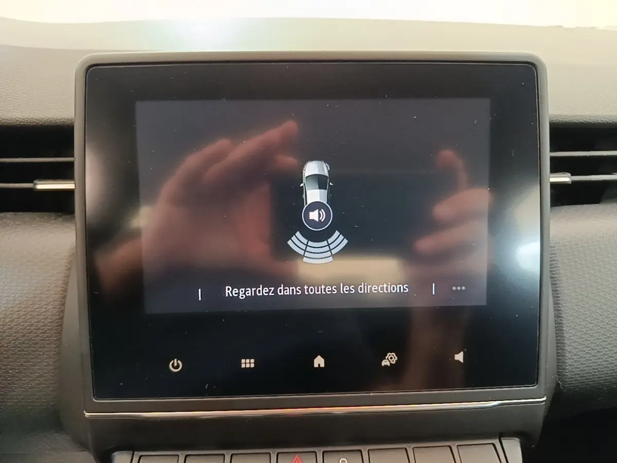 Écran tactile central de la Renault Clio Business TCe 100 gris foncé affichant une alerte de détection de proximité.